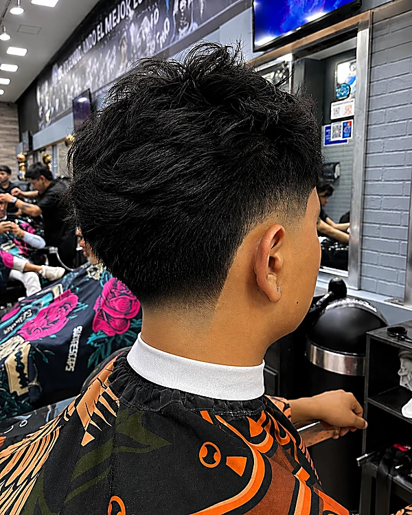 Fade bajo con textura natural arriba, visto de espaldas, con el salón detrás